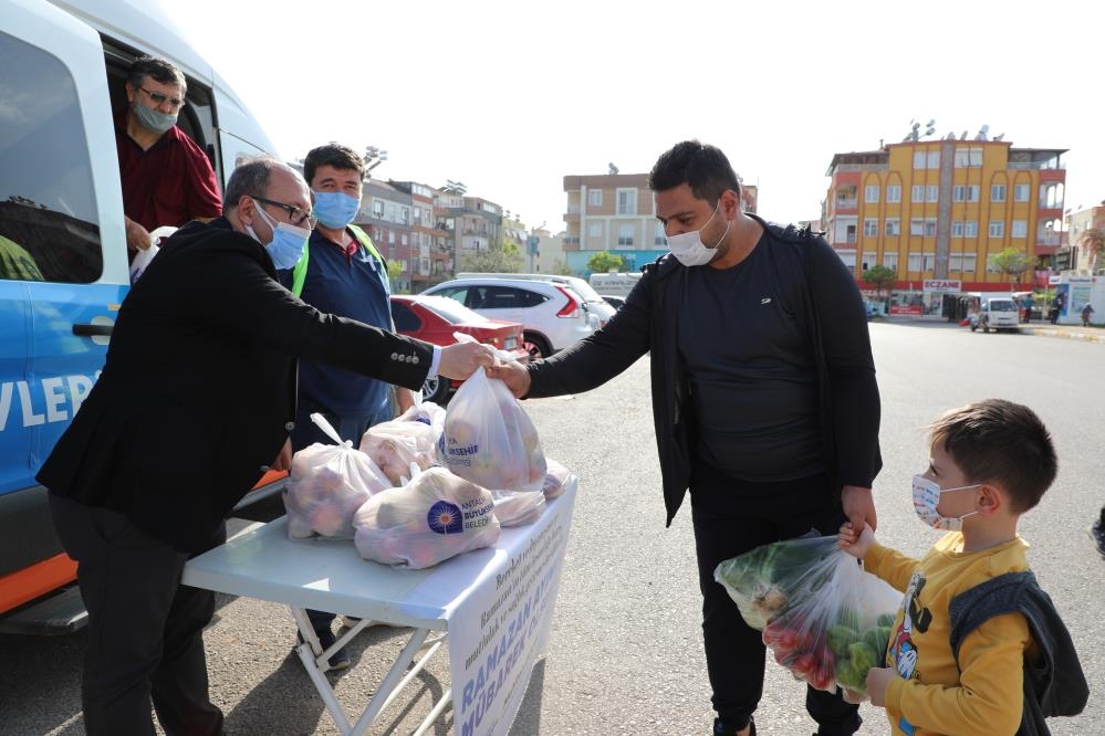 Üreticinin elinde kalan elmalar vatandaşlara dağıtıldı