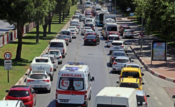 1 kilometrelik araç kuyruğundaki sürücüler ambulans için seferber oldu