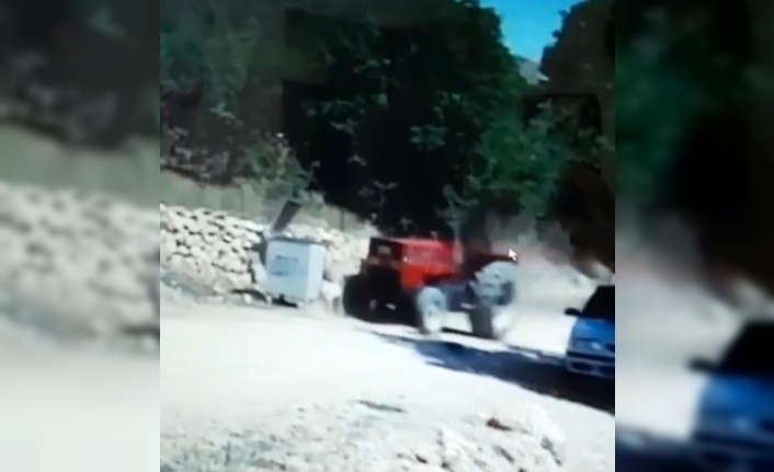 Ailesine yardım için geldi, traktörün altında kaldı