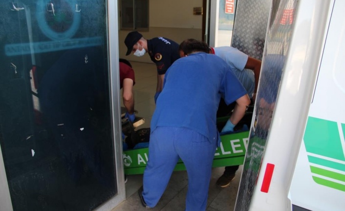 Alanya'da eşinin boğup, kepçe ile gömdüğü kadının cenazesi otopsi için morga getirildi