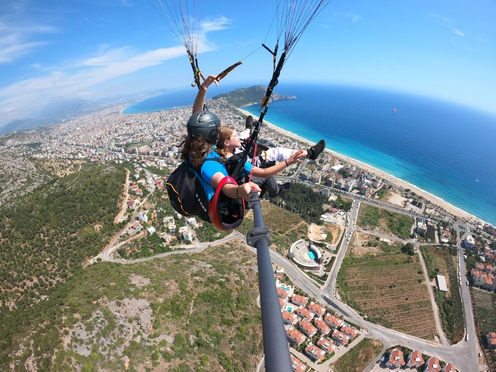 Alanya'da sporcular havada uçup, karada karate yaptı