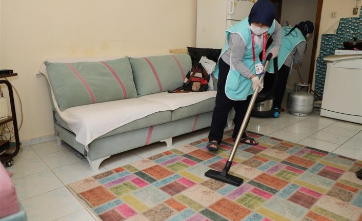 Alanya'da tek başına yaşayan vatandaşların evleri temizleniyor