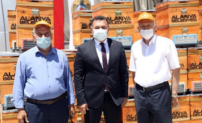 Alanya’da arı yetiştiricilerine ücretsiz 2 bin arı kovanı dağıtıldı