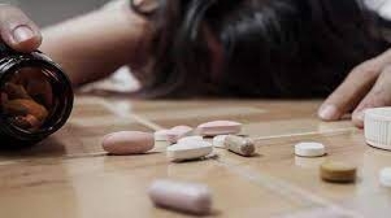 Alanya’da bunalıma giren genç kız hap içerek canına kıymak istedi