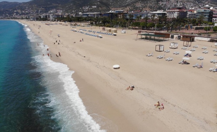 Alanya’da kısıtlamadan muaf turistler plajları doldurdu