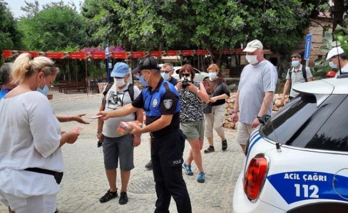 Alanya’da polisler turistlere rehber oluyorlar