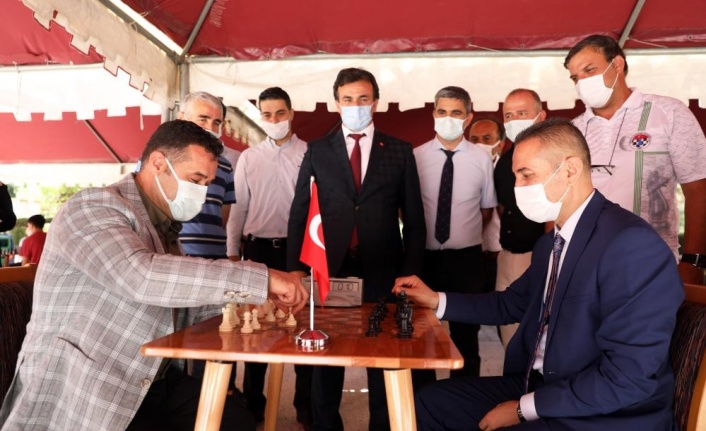 Başkan Yücel satranç turnuvasında öğrencilerle bir araya geldi