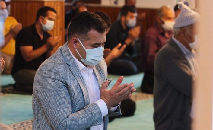 Bayram namazını baba ocağında kılan Yücel'in önemli bayram mesajı