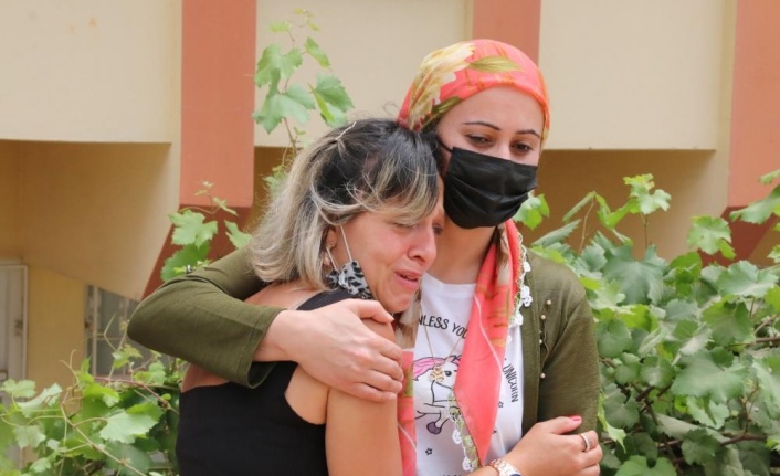 Beslediği kediyi pencere korkuluğunda asılı bulunca gözyaşlarına boğuldu