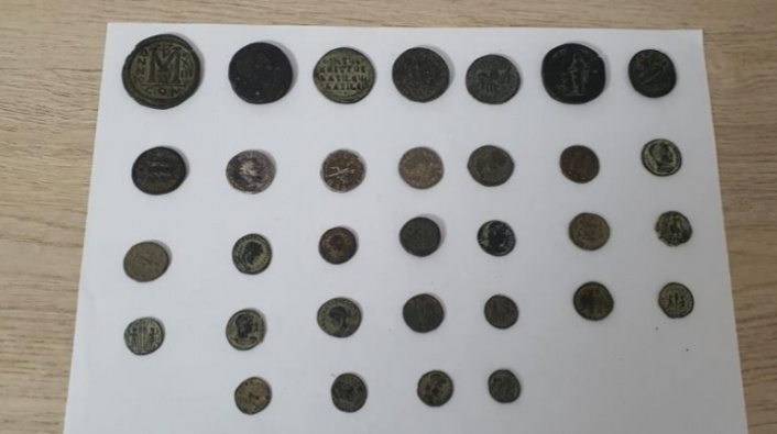 Bizans ve Roma dönemine ait 32 sikke ele geçirildi