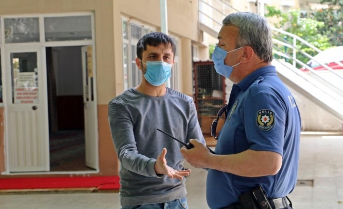 Caminin duvarlarına dadanan genç yine yapacağını yaptı, imam ve müezzini canından bezdirdi