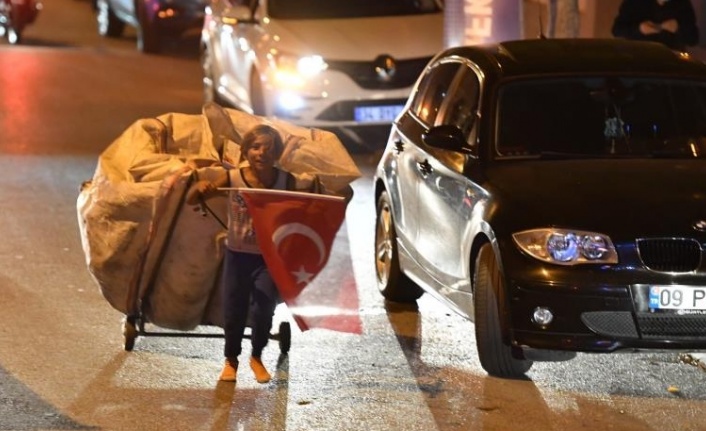 Kağıt topladığı arabası ve elinde Türk bayrağıyla 19 Mayıs tırının arkasından yaklaşık 2 kilometre koştu