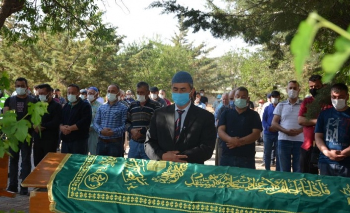 Kazada yanarak hayatını kaybeden 2 kişi gözyaşları içinde toprağa verildi