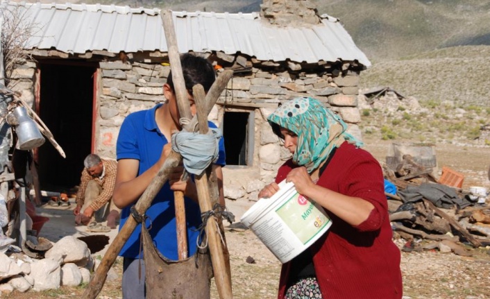 Keçi derisinden yapılan tulukta saatlerce dövülen yoğurttan ayırıp kilosunu 80 liradan satıyorlar