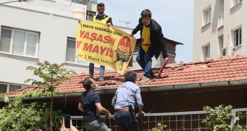 Kendisini çatıdan indirmek isteyen polise 'Belki Covid'sin; gelme' diye bağırdı