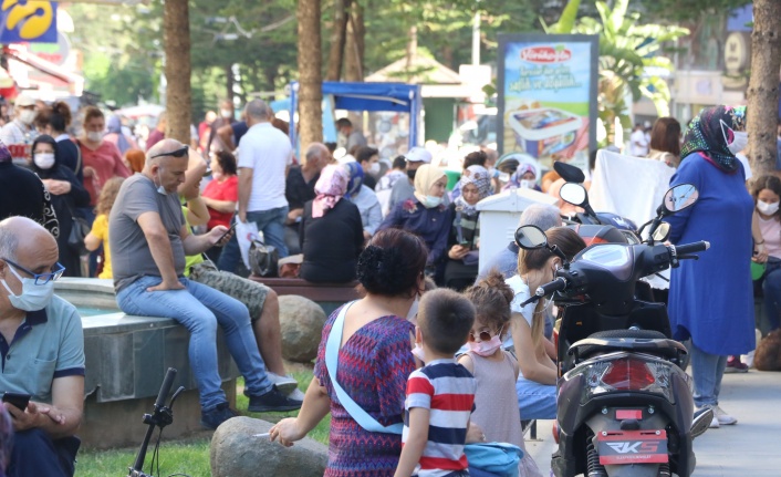 Lokantalar kapalı olunca cami bahçeleri açık hava lokantası oldu