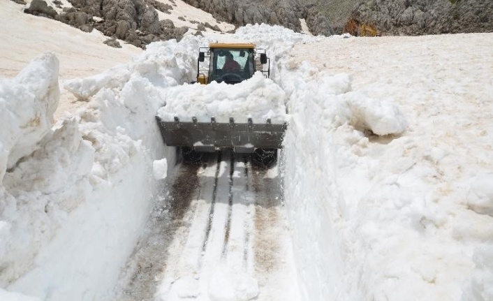 Mayıs ayını zirvede kar, sahilde deniz keyfiyle yaşıyor