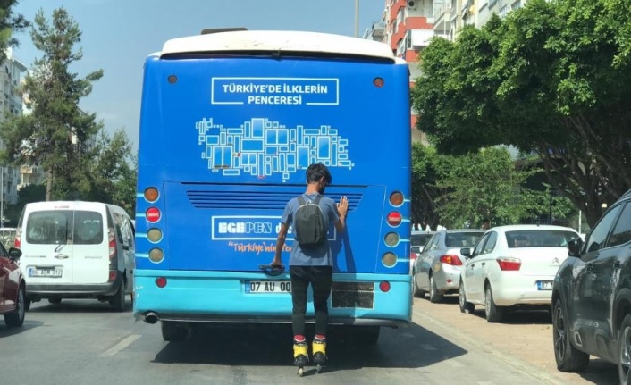 Patenli genç, tutunduğu otobüsü durakta dahi bırakmadı