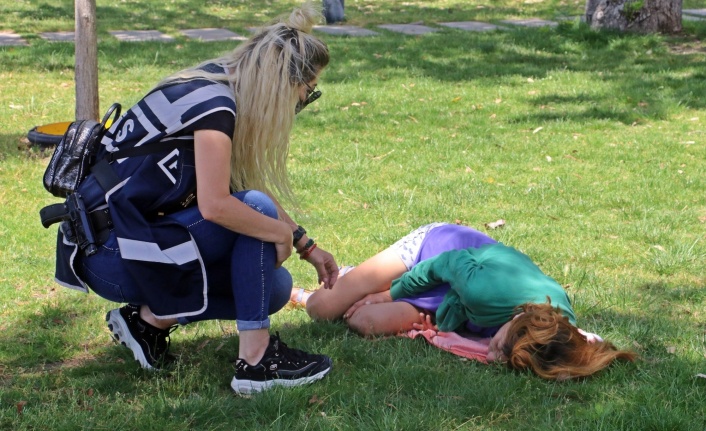 Polis sahilde derin uykuya dalan kadını uyandırmak için uzun süre uğraştı