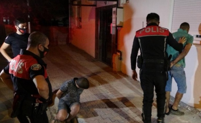 Polisin 'Dur' ihtarına uymayan gençler ortalığı birbirine kattı