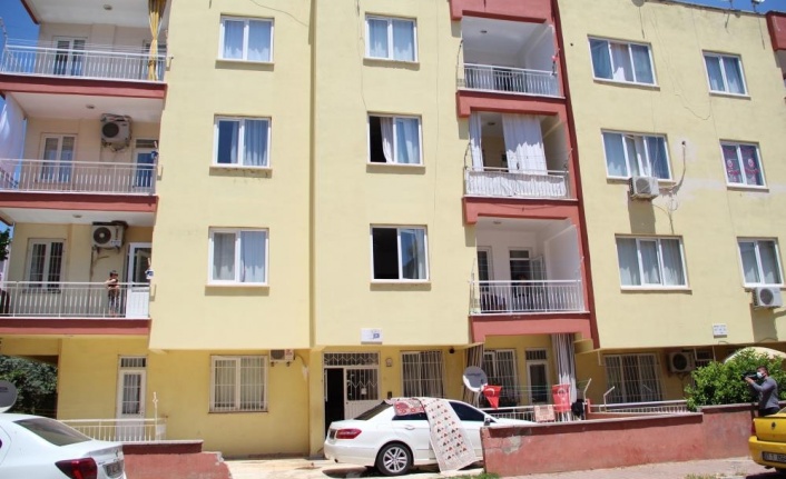 Sevgililer arasında çıkan tartışmada, genç kız 2. kattan park halindeki otomobilin üzerine düştü