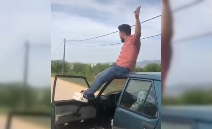 Seyir halindeki otomobilin tavanına oturup ‘jandarma bizi kovalamaz’ diyen sürücüye, jandarmadan ağır tarife