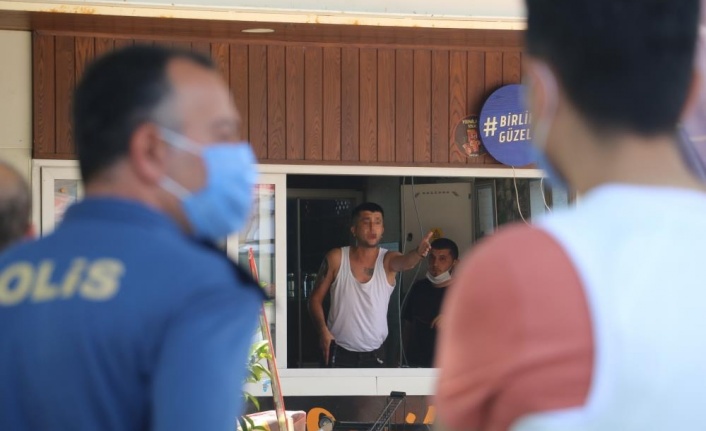 Tahliye kararına karşı çıkan kafeterya işletmecisi boynuna ve kalbine silah dayayıp iş yerini boşaltmak istemedi