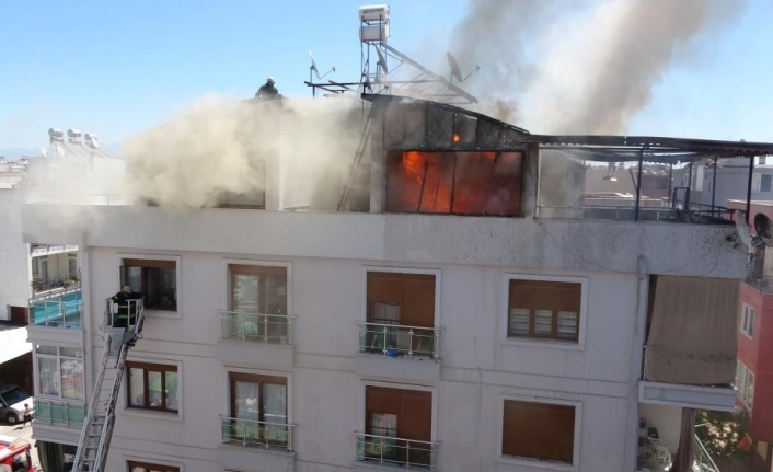 Yangında ağabeyi ve engelli yeğeninin kurtulduğunu gören kadının sevinç gözyaşları
