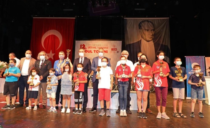 12. satranç turnuvasında 120 öğrenci ödülünü aldı
