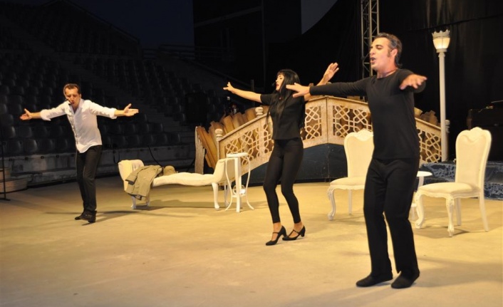 ABT'den bir ilk, Orhan Veli seyirciyi büyüledi