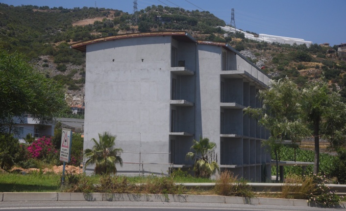 Alanya'da 5 kez mühüre rağmen yapılan kaçağa tabelalı teşhir