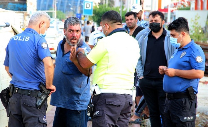 Alkollü sürücü hem kaza yaptı, hem de alkolmetreyi üflemeyip gazetecilerden kaçtı