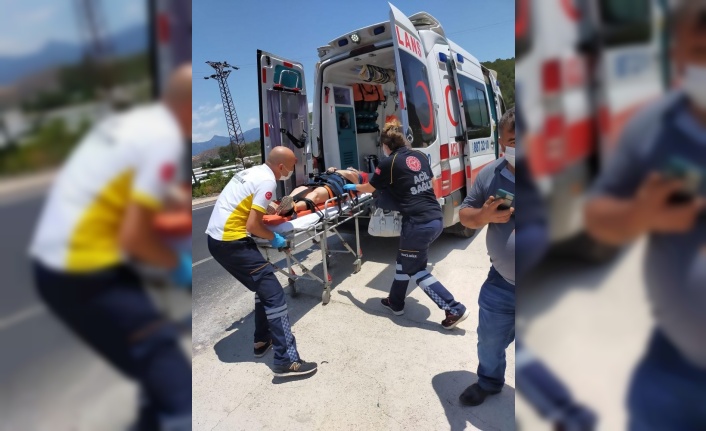 Antalya'da otomobil takla attı: 2 yaralı