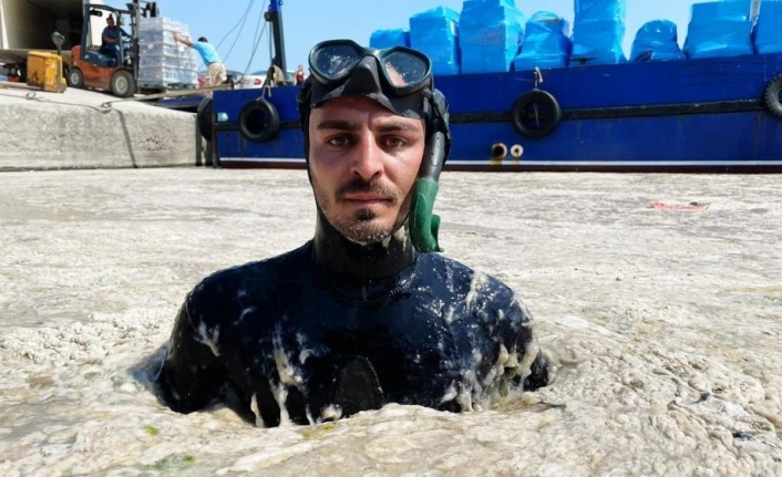 Antalyalı ünlü fenomen Marmara'da müsilaja daldı, denizin üstü ve altı içleri acıttı