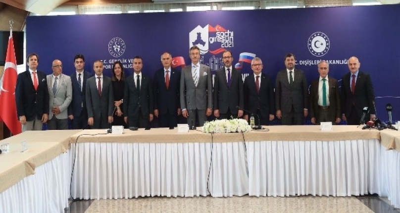 Bakan Kasapoğlu: “Yüzücülerimizin atacağı kulaçlar sağlık çalışanlarımız için olacak"