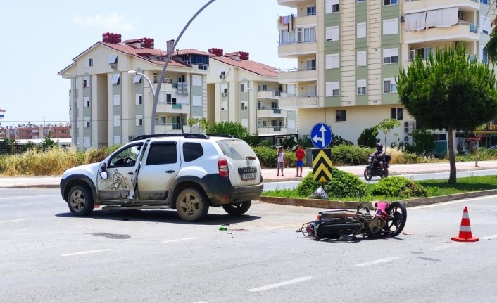 Ciple çarpışan motosikletin sürücüsü genç kız ağır yaralandı