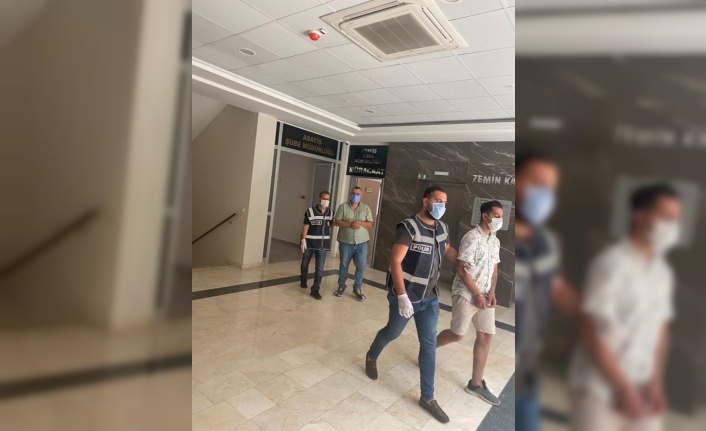 Dört ayrı işyerinden ‘tırnakçılık yöntemi’ ile para çalan iki şahıs yakalandı