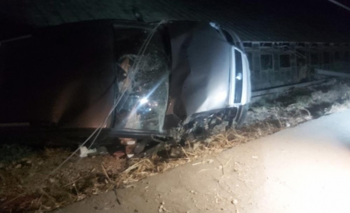 Elektrik direğine çarpan alkollü sürücü otomobiliyle seraya girdi