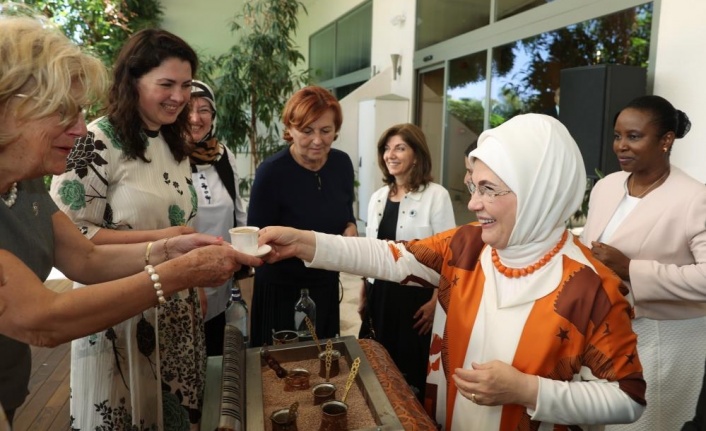 Emine Erdoğan, Antalya Diplomasi Forumu'na katılan liderlerin eşleriyle bir araya geldi