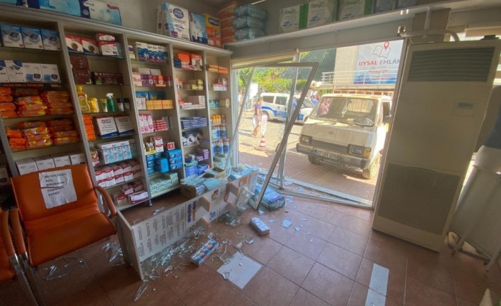 Gazipaşa'da tartıştığı kardeşinin dükkanına kamyonetle girdi