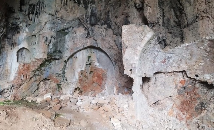 Gündoğmuş'ta tarihi kilise mağara defineciler tarafından talan edildi