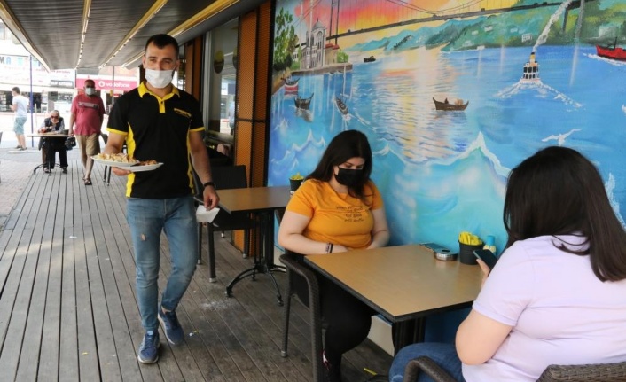 Kafe ve restoranlarda günler sonra masaya hizmet