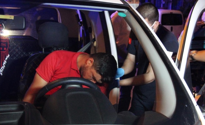 Kaldırımda sızan alkollü gençleri, kameraların ışıkları ayılttı