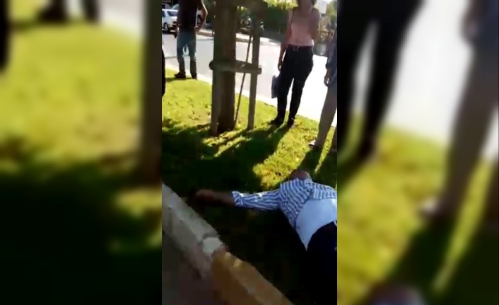 Kaza sonrası acı içerisinde yerde yatan adamı vatandaşlar teselli etti