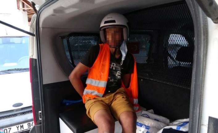 Motosikletin üzerinde neye uğradığını anlamadı, yaka paça yakalanıp tutuklandı