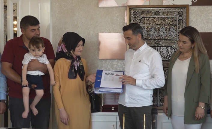 MÜSİAD Ahmet için 1 Milyon 50 bin liralık dekontu teslim etti