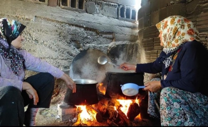 Oksijen deposu ormanda çam ağaçlarından toplanıp kaynatılıyor, kilogramı 100 TL'den satılıyor