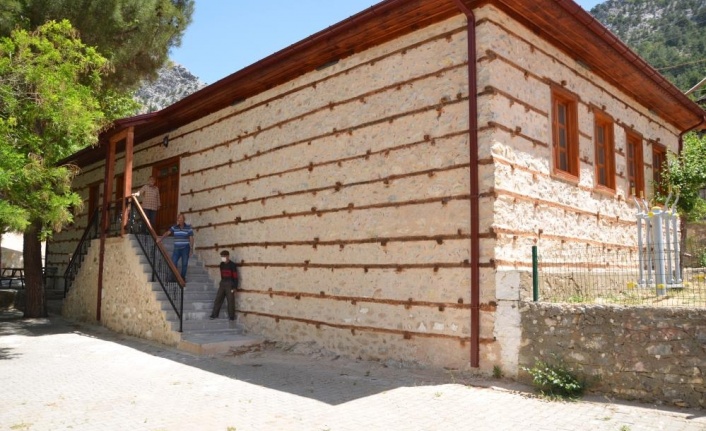 Osmanlı mimarisi düğmeli ev statüsündeki tarihi ilkokul restore edilip yeniden ayağa kaldırıldı