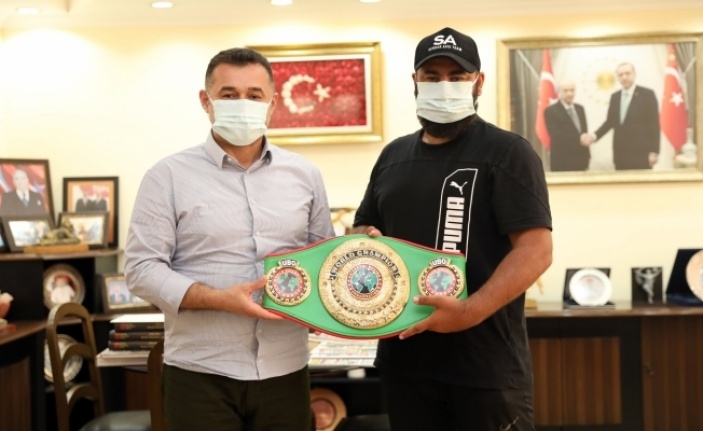 Şampiyon boksörden Başkan Yücel’e ziyaret