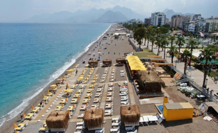 Şezlonglar 1.5 metre mesafeli olarak sahillerde yerini aldı